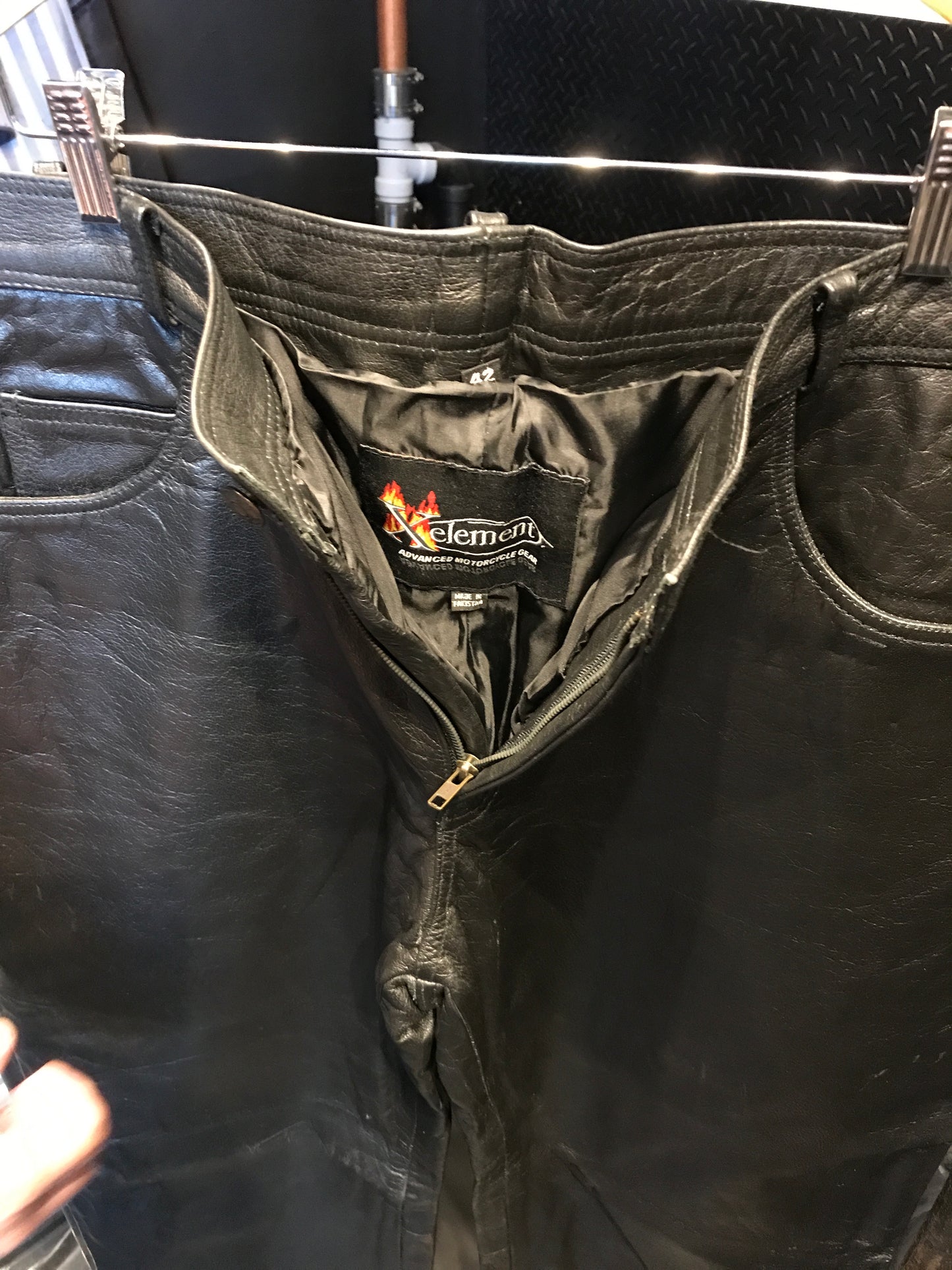 XELEMENT men’s leather pant, size 42